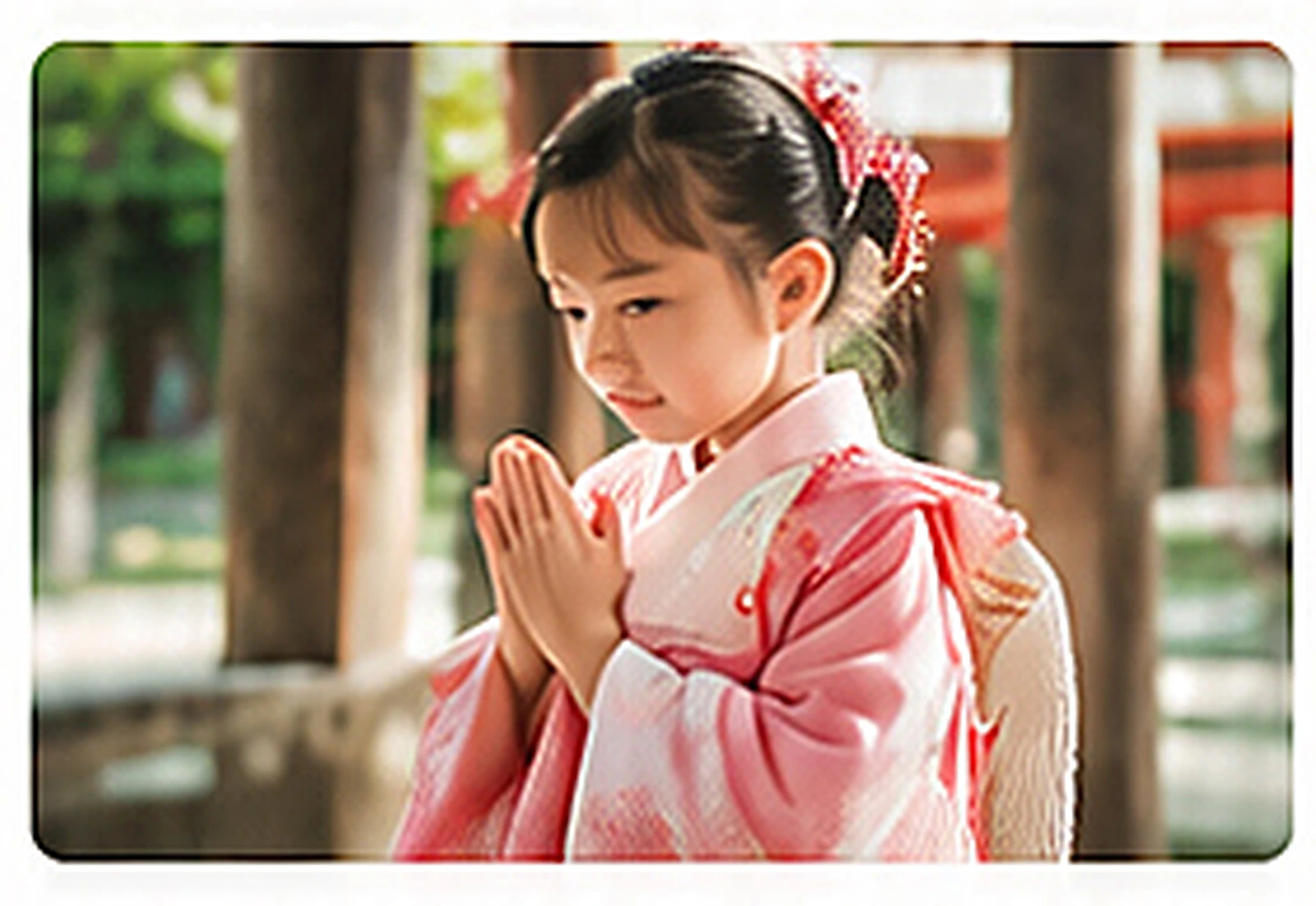 神社でお参りする七五三のお子さま